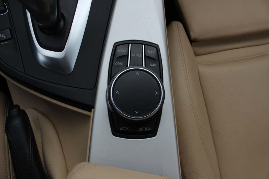 BMW 3-serie 320i Corporate Lease High Executive / Trekhaak / Schuifdak / Leder / Navigatie / Parkeerhulp V+A / 18'' / Getint glas / Stoelverwarming / Cruise Control