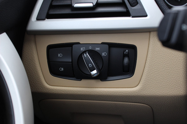 BMW 3-serie 320i Corporate Lease High Executive / Trekhaak / Schuifdak / Leder / Navigatie / Parkeerhulp V+A / 18'' / Getint glas / Stoelverwarming / Cruise Control