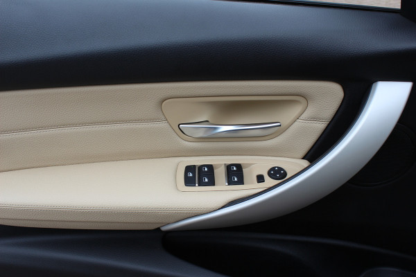 BMW 3-serie 320i Corporate Lease High Executive / Trekhaak / Schuifdak / Leder / Navigatie / Parkeerhulp V+A / 18'' / Getint glas / Stoelverwarming / Cruise Control