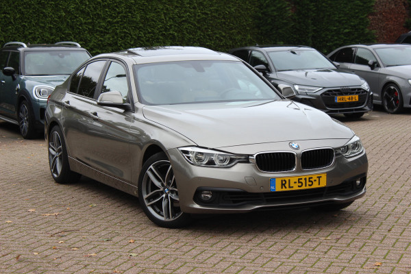 BMW 3-serie 320i Corporate Lease High Executive / Trekhaak / Schuifdak / Leder / Navigatie / Parkeerhulp V+A / 18'' / Getint glas / Stoelverwarming / Cruise Control