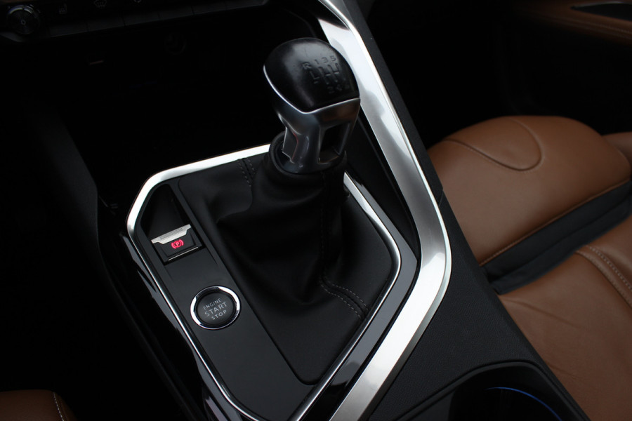 Peugeot 5008 1.2 PureTech Blue Lease Premium 7p. / 1e Eign. / Camera / Leder / CarPlay / 19'' / Elektr. best.stoel / Stoelverwarming / DAB / Cruise Control