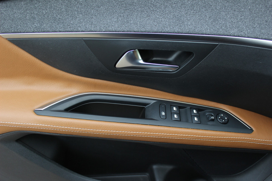 Peugeot 5008 1.2 PureTech Blue Lease Premium 7p. / 1e Eign. / Camera / Leder / CarPlay / 19'' / Elektr. best.stoel / Stoelverwarming / DAB / Cruise Control