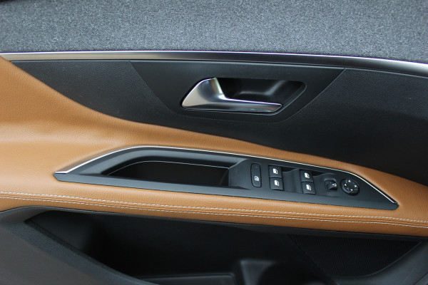 Peugeot 5008 1.2 PureTech Blue Lease Premium 7p. / 1e Eign. / Camera / Leder / CarPlay / 19'' / Elektr. best.stoel / Stoelverwarming / DAB / Cruise Control