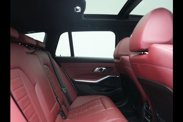 BMW 3 Serie Touring 320i M Sport Perfomance Parts 184pk | Panodak | Adaptive Cruise | Laser LED | Sportuitlaat Kleppen Besturing | Lederen Sportstoelen Verwarmd | Sfeerverlichting | Apple Carplay | 20"L.M | Navigatie | DAB |