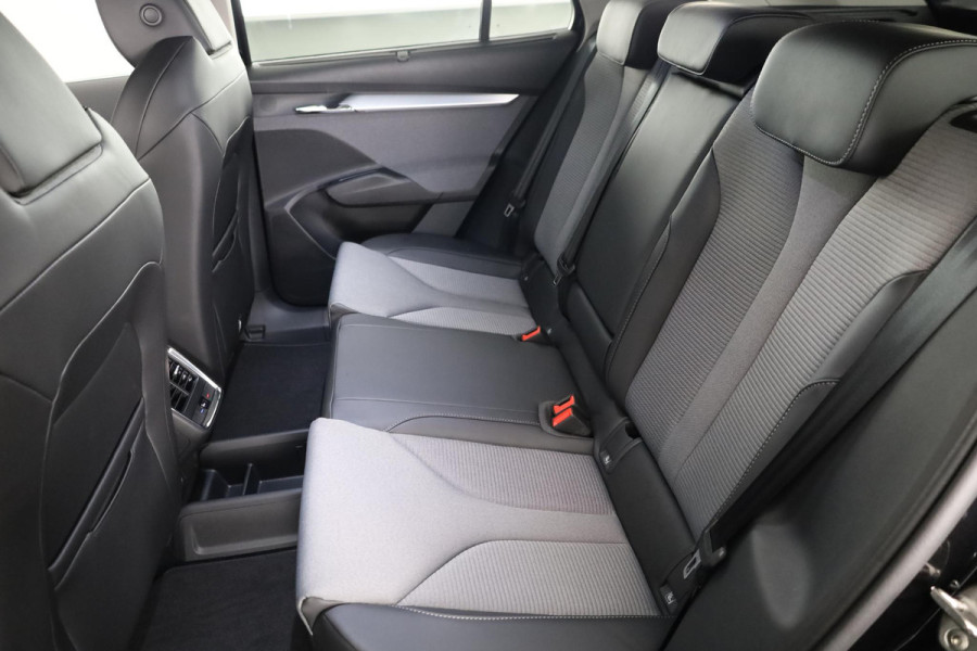 Škoda Enyaq Selection 170pk | Navigatie | Parkeersensoren | Achteruitrijcamera | Lichtmetalen velgen 19" | Verwarmbare voorstoelen | Dode hoek detectie