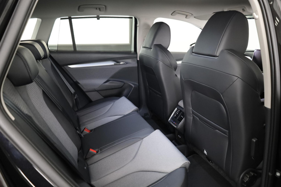 Škoda Enyaq Selection 170pk | Navigatie | Parkeersensoren | Achteruitrijcamera | Lichtmetalen velgen 19" | Verwarmbare voorstoelen | Dode hoek detectie