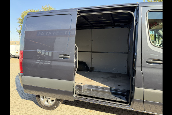 Mercedes-Benz Sprinter 314 2.2 CDI L1H1 Functional RWD / vaste prijs rijklaar € 19.950 ex btw / euro 6 / bpm vrij / lease vanaf € 336 / camera / climate control / trekhaak / grijs metallic !