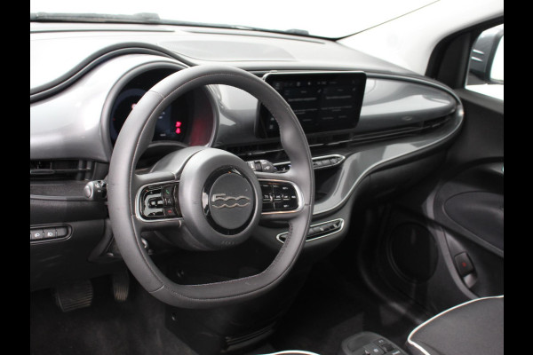 Fiat 500E Berline 42 kWh Automaat Climate control Cruise control Achteruitrijcamera Led Navigatie Apple Carplay/ Android Auto Lichtmetalen velgen Stoelverwarming