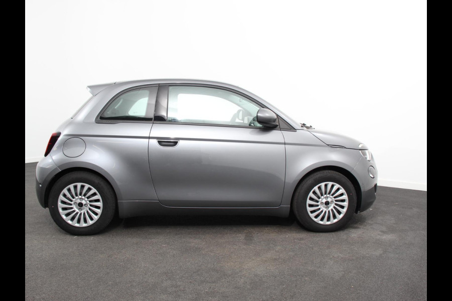 Fiat 500E Berline 42 kWh Automaat Climate control Cruise control Achteruitrijcamera Led Navigatie Apple Carplay/ Android Auto Lichtmetalen velgen Stoelverwarming