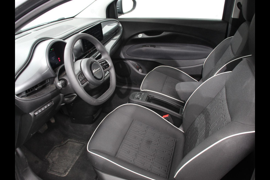 Fiat 500E Berline 42 kWh Automaat Climate control Cruise control Achteruitrijcamera Led Navigatie Apple Carplay/ Android Auto Lichtmetalen velgen Stoelverwarming