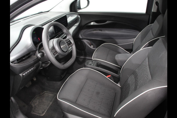 Fiat 500E Berline 42 kWh Automaat Climate control Cruise control Achteruitrijcamera Led Navigatie Apple Carplay/ Android Auto Lichtmetalen velgen Stoelverwarming