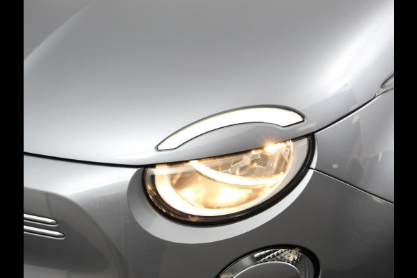 Fiat 500E Berline 42 kWh Automaat Climate control Cruise control Achteruitrijcamera Led Navigatie Apple Carplay/ Android Auto Lichtmetalen velgen Stoelverwarming