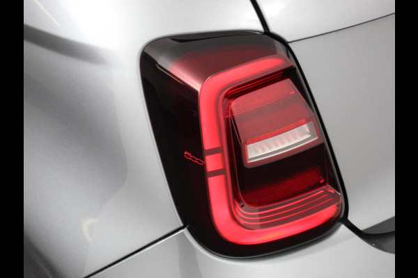 Fiat 500E Berline 42 kWh Automaat Climate control Cruise control Achteruitrijcamera Led Navigatie Apple Carplay/ Android Auto Lichtmetalen velgen Stoelverwarming
