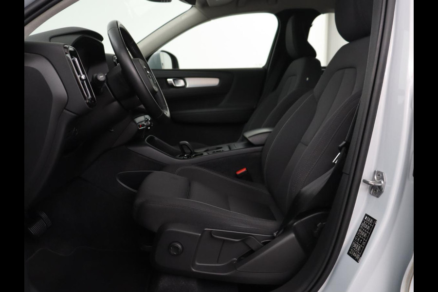 Volvo XC40 1.5 T3 Momentum Business | Glacier Silver | LED | Keyless Entry | Virtual Cockpit |