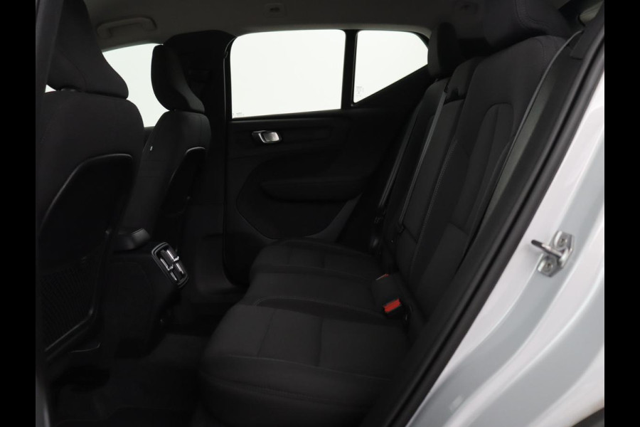 Volvo XC40 1.5 T3 Momentum Business | Glacier Silver | LED | Keyless Entry | Virtual Cockpit |