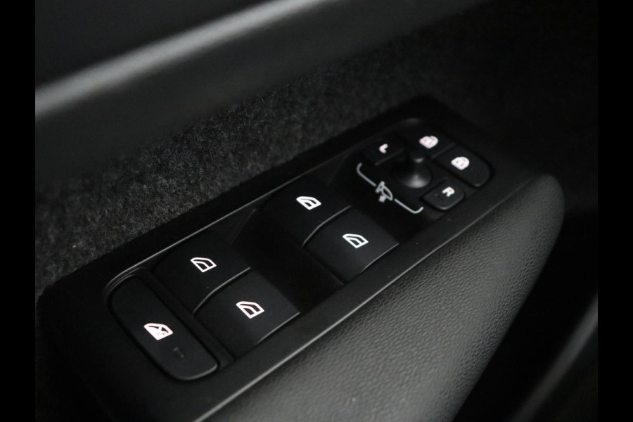 Volvo XC40 1.5 T3 Momentum Business | Glacier Silver | LED | Keyless Entry | Virtual Cockpit |