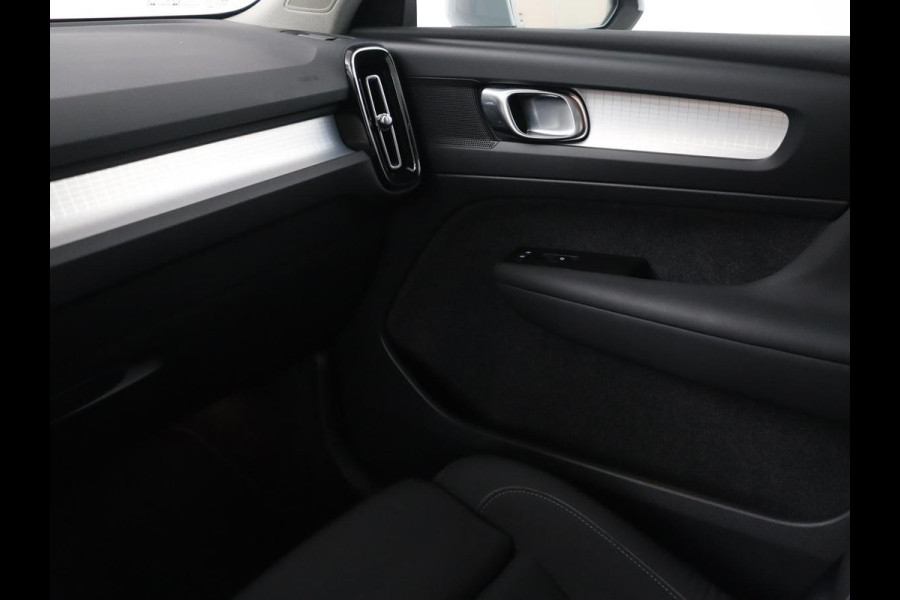 Volvo XC40 1.5 T3 Momentum Business | Glacier Silver | LED | Keyless Entry | Virtual Cockpit |