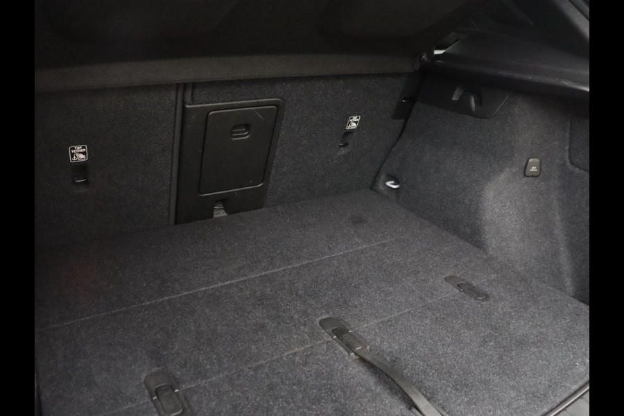 Volvo XC40 1.5 T3 Momentum Business | Glacier Silver | LED | Keyless Entry | Virtual Cockpit |