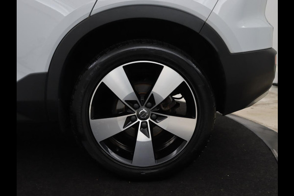 Volvo XC40 1.5 T3 Momentum Business | Glacier Silver | LED | Keyless Entry | Virtual Cockpit |
