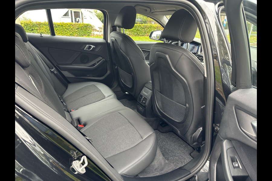 BMW 1-serie 118i Automaat 136PK Comfort Pack Sport Line Parking assist Clima Navi 17LM