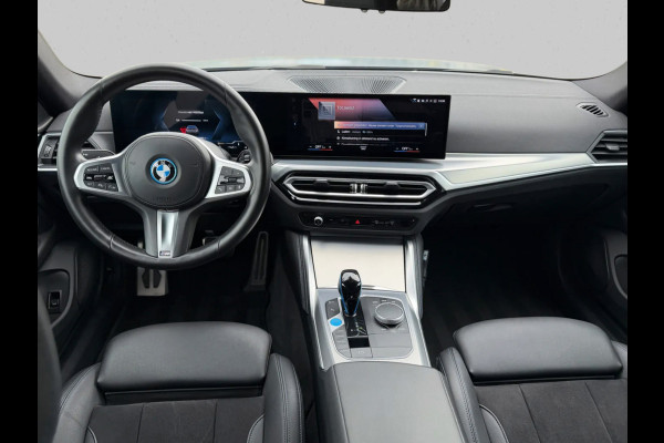 BMW i4 EDrive40 84 kWh M-sport 94% SOH (NL-auto,1e eig, Dealer OndH, Carplay, SfeerV, Trekhaak,Camera, Lane A, Active Cruise, Etc)