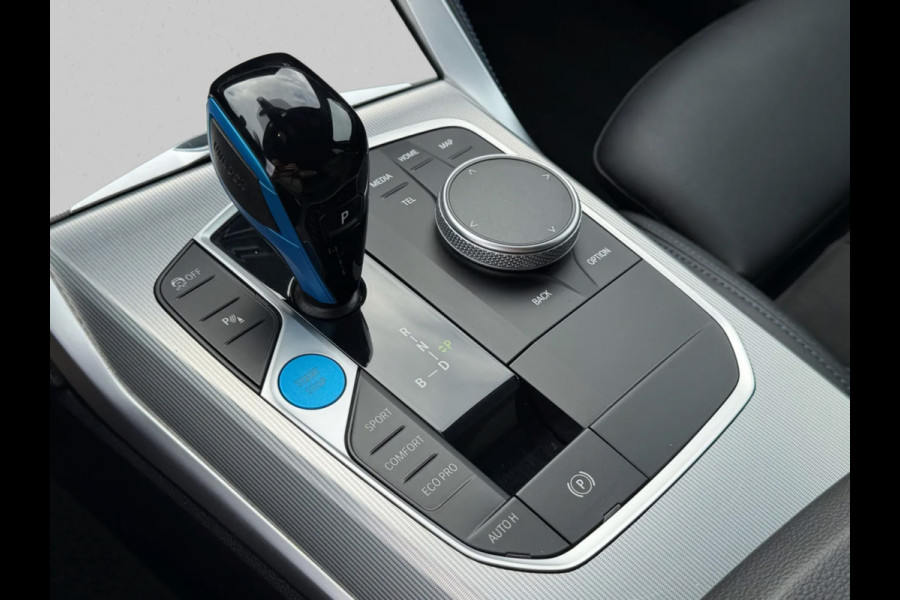 BMW i4 EDrive40 84 kWh M-sport 94% SOH (NL-auto,1e eig, Dealer OndH, Carplay, SfeerV, Trekhaak,Camera, Lane A, Active Cruise, Etc)