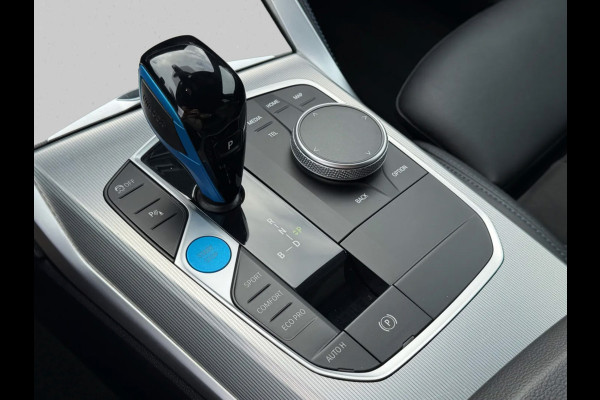 BMW i4 EDrive40 84 kWh M-sport 94% SOH (NL-auto,1e eig, Dealer OndH, Carplay, SfeerV, Trekhaak,Camera, Lane A, Active Cruise, Etc)