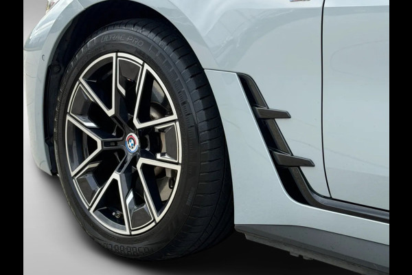 BMW i4 EDrive40 84 kWh M-sport 94% SOH (NL-auto,1e eig, Dealer OndH, Carplay, SfeerV, Trekhaak,Camera, Lane A, Active Cruise, Etc)