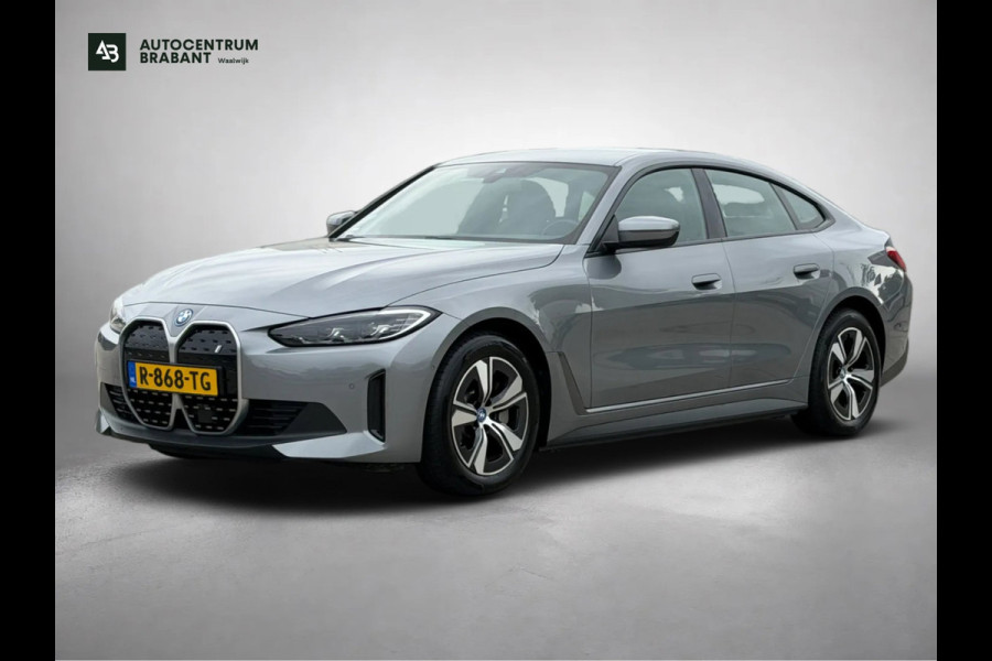 BMW i4 EDrive40 84 kWh 94% SOH (NL-auto,1e eig, Dealer OndH, H&K, Carplay, SfeerV, Trekhaak,Camera, Lane A, Active Cruise, Etc)