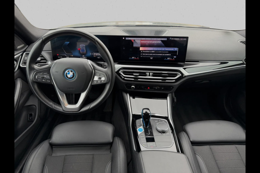 BMW i4 EDrive40 84 kWh 94% SOH (NL-auto,1e eig, Dealer OndH, H&K, Carplay, SfeerV, Trekhaak,Camera, Lane A, Active Cruise, Etc)