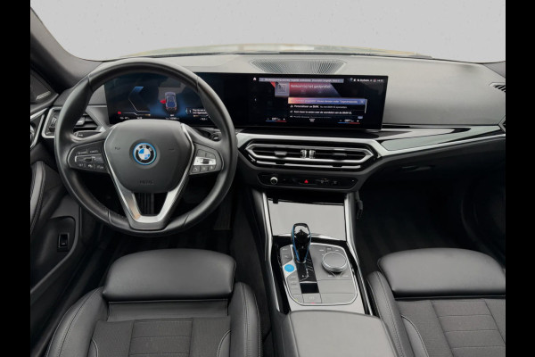 BMW i4 EDrive40 84 kWh 94% SOH (NL-auto,1e eig, Dealer OndH, H&K, Carplay, SfeerV, Trekhaak,Camera, Lane A, Active Cruise, Etc)