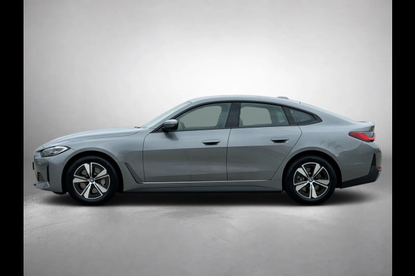 BMW i4 EDrive40 84 kWh 94% SOH (NL-auto,1e eig, Dealer OndH, H&K, Carplay, SfeerV, Trekhaak,Camera, Lane A, Active Cruise, Etc)