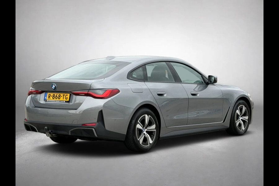 BMW i4 EDrive40 84 kWh 94% SOH (NL-auto,1e eig, Dealer OndH, H&K, Carplay, SfeerV, Trekhaak,Camera, Lane A, Active Cruise, Etc)