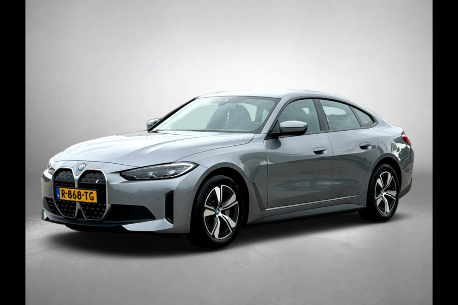 BMW i4 EDrive40 84 kWh 94% SOH (NL-auto,1e eig, Dealer OndH, H&K, Carplay, SfeerV, Trekhaak,Camera, Lane A, Active Cruise, Etc)
