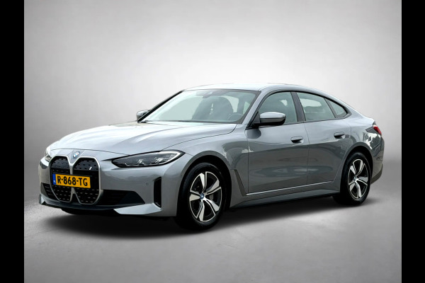 BMW i4 EDrive40 84 kWh 94% SOH (NL-auto,1e eig, Dealer OndH, H&K, Carplay, SfeerV, Trekhaak,Camera, Lane A, Active Cruise, Etc)