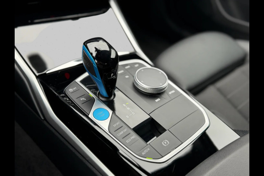 BMW i4 EDrive40 84 kWh 94% SOH (NL-auto,1e eig, Dealer OndH, H&K, Carplay, SfeerV, Trekhaak,Camera, Lane A, Active Cruise, Etc)