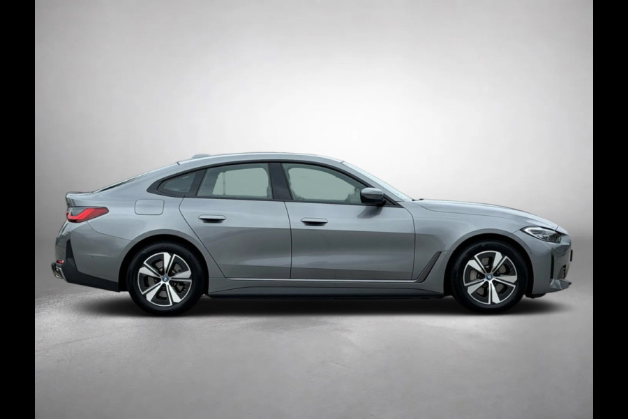 BMW i4 EDrive40 84 kWh 94% SOH (NL-auto,1e eig, Dealer OndH, H&K, Carplay, SfeerV, Trekhaak,Camera, Lane A, Active Cruise, Etc)