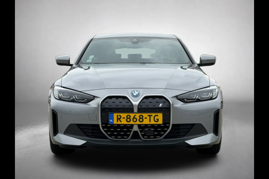 BMW i4 EDrive40 84 kWh 94% SOH (NL-auto,1e eig, Dealer OndH, H&K, Carplay, SfeerV, Trekhaak,Camera, Lane A, Active Cruise, Etc)