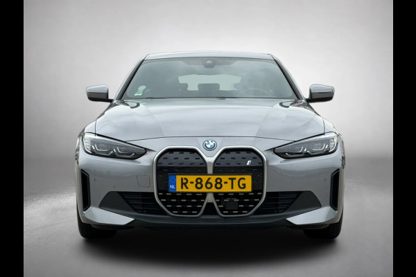 BMW i4 EDrive40 84 kWh 94% SOH (NL-auto,1e eig, Dealer OndH, H&K, Carplay, SfeerV, Trekhaak,Camera, Lane A, Active Cruise, Etc)