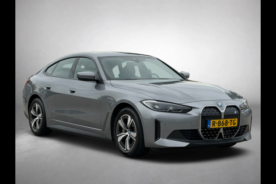 BMW i4 EDrive40 84 kWh 94% SOH (NL-auto,1e eig, Dealer OndH, H&K, Carplay, SfeerV, Trekhaak,Camera, Lane A, Active Cruise, Etc)