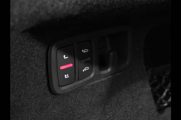 Audi Q8 4.0 TFSI RS Q8 Quattro 600pk! Panorama dak Navigatie B&O Akrapovic Electrische achterklep Stoelverwarming Stuurverwarming Stoelventilatie  Led Camera Climate Control Parkeer sensoren voor en achter Lichtmetalen Velgen