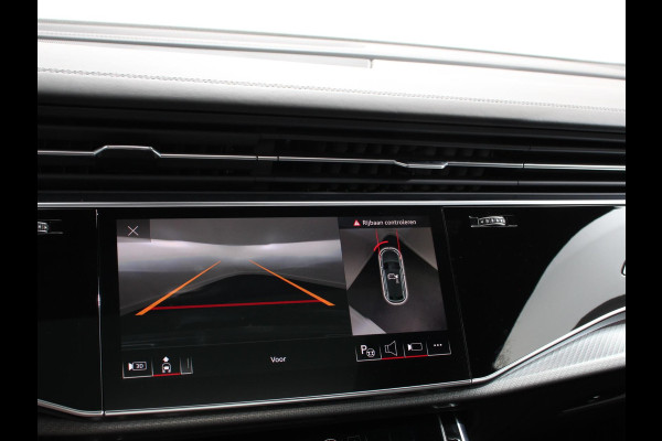 Audi Q8 4.0 TFSI RS Q8 Quattro 600pk! Panorama dak Navigatie B&O Akrapovic Electrische achterklep Stoelverwarming Stuurverwarming Stoelventilatie  Led Camera Climate Control Parkeer sensoren voor en achter Lichtmetalen Velgen