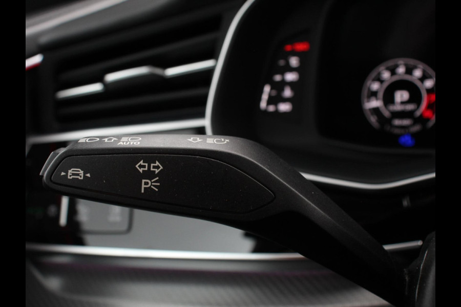 Audi Q8 4.0 TFSI RS Q8 Quattro 600pk! Panorama dak Navigatie B&O Akrapovic Electrische achterklep Stoelverwarming Stuurverwarming Stoelventilatie  Led Camera Climate Control Parkeer sensoren voor en achter Lichtmetalen Velgen