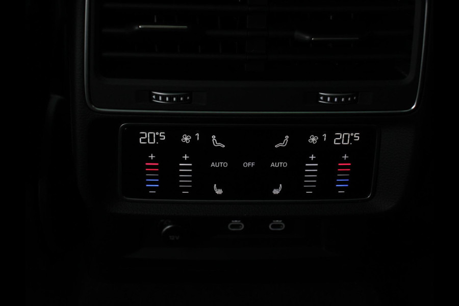 Audi Q8 4.0 TFSI RS Q8 Quattro 600pk! Panorama dak Navigatie B&O Akrapovic Electrische achterklep Stoelverwarming Stuurverwarming Stoelventilatie  Led Camera Climate Control Parkeer sensoren voor en achter Lichtmetalen Velgen
