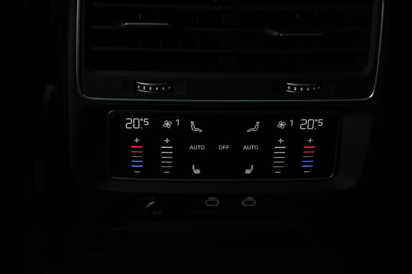 Audi Q8 4.0 TFSI RS Q8 Quattro 600pk! Panorama dak Navigatie B&O Akrapovic Electrische achterklep Stoelverwarming Stuurverwarming Stoelventilatie  Led Camera Climate Control Parkeer sensoren voor en achter Lichtmetalen Velgen
