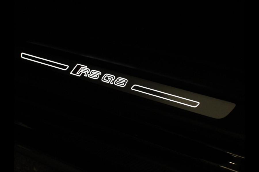 Audi Q8 4.0 TFSI RS Q8 Quattro 600pk! Panorama dak Navigatie B&O Akrapovic Electrische achterklep Stoelverwarming Stuurverwarming Stoelventilatie  Led Camera Climate Control Parkeer sensoren voor en achter Lichtmetalen Velgen