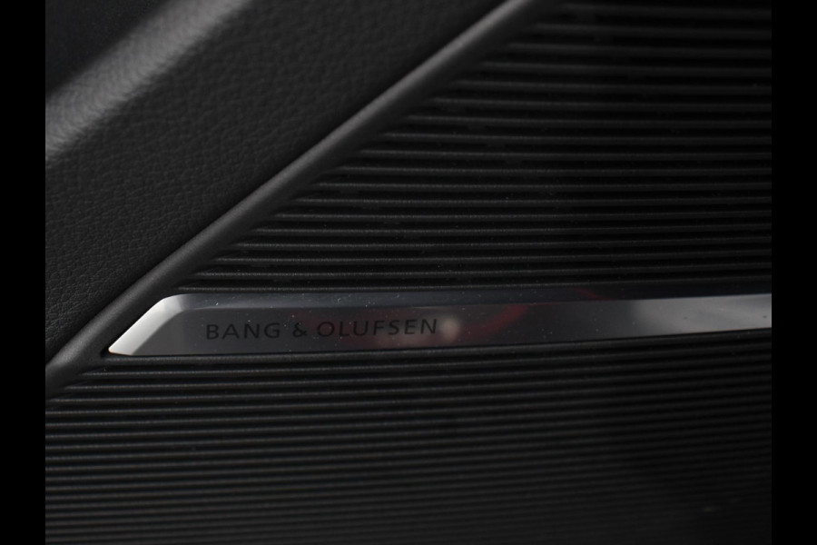 Audi Q8 4.0 TFSI RS Q8 Quattro 600pk! Panorama dak Navigatie B&O Akrapovic Electrische achterklep Stoelverwarming Stuurverwarming Stoelventilatie  Led Camera Climate Control Parkeer sensoren voor en achter Lichtmetalen Velgen