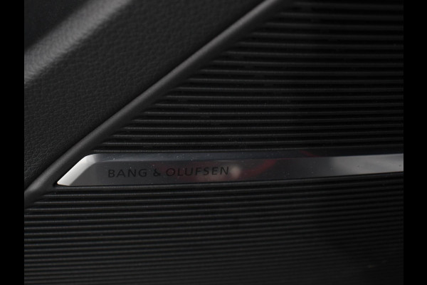 Audi Q8 4.0 TFSI RS Q8 Quattro 600pk! Panorama dak Navigatie B&O Akrapovic Electrische achterklep Stoelverwarming Stuurverwarming Stoelventilatie  Led Camera Climate Control Parkeer sensoren voor en achter Lichtmetalen Velgen