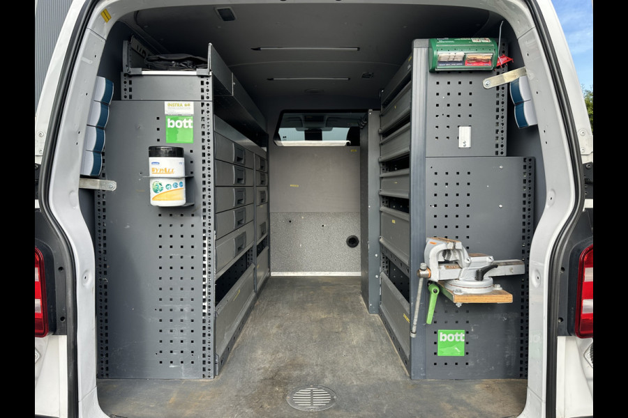 Volkswagen Transporter 2.0 TDI 102 PK / L1H1 / BOTT INRICHTING SERVICEBUS / 1e EIGENAAR / TREKHAAK / AIRCO / CRUISE CONTROL