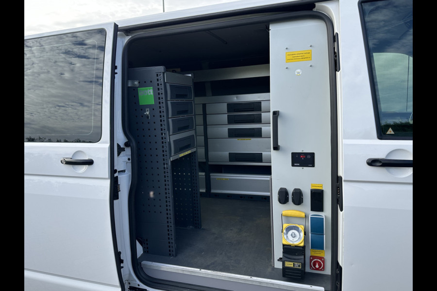 Volkswagen Transporter 2.0 TDI 102 PK / L1H1 / BOTT INRICHTING SERVICEBUS / 1e EIGENAAR / TREKHAAK / AIRCO / CRUISE CONTROL